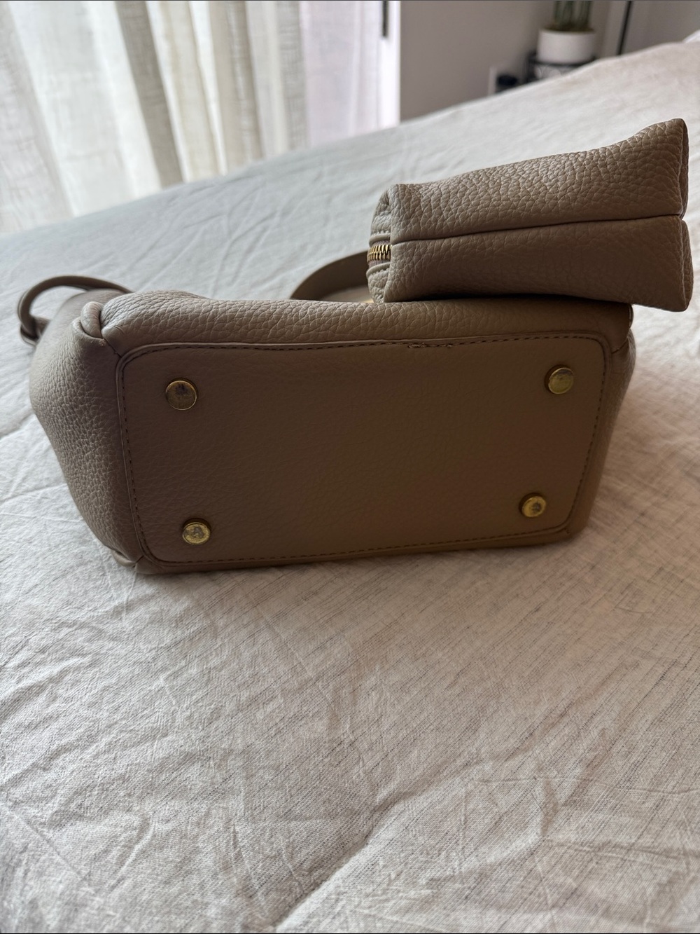 Antik Kraft Women’s Taupe Soft Leather Tote Bag with Matching Pouch - Picture 4 of 15
